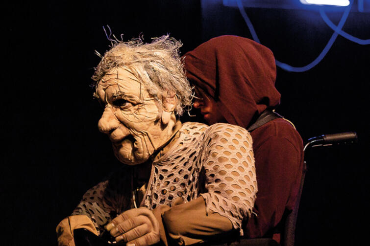 „Jesień na Plutonie” to niezależny projekt teatralny Saszko Bramy, oparty na wywiadach przeprowadzonych z mieszkańcami domów spokojnej starości. Zostanie pokazany w ramach Tygodnia Ukraińskiego w niedzielę, 10 listopada