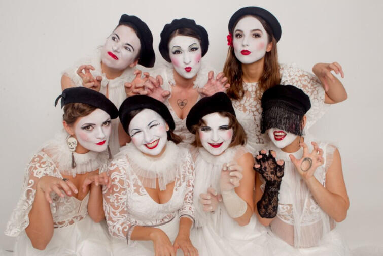 Dakh Daughters stworzyło siedem aktorek z jednego z najznamienitszych teatrów w Kijowie - DAKH. Ich twórczość oscyluje pomiędzy sztuką dramatyczną i musicalem, i znana jest na całym świecie