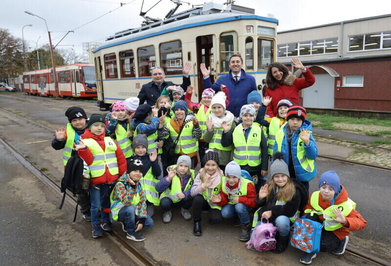 Uczniowie Szkoły Podstawowej nr 86 w Gdańsku podczas zwiedzania zajezdni