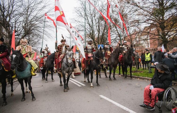 Na zdj.: Parada Niepodległości w Gdańsku idzie ulicami Śródmieścia (2018 rok)