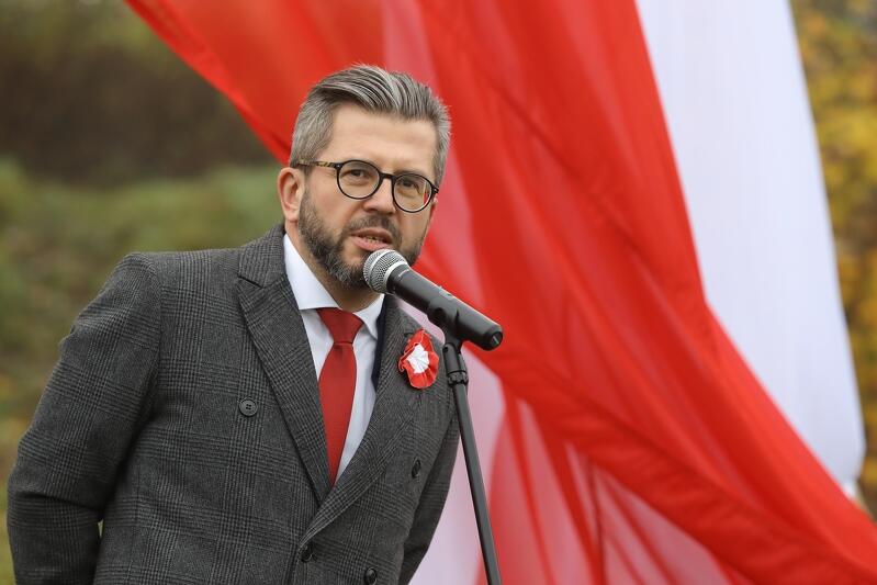 Dyrektor Hevelianum Paweł Golak, zdjęcie z ubiegłorocznej uroczystości wciągnięcia flagi RP na 42-metrowy maszt w 100-Lecie Niepodległości