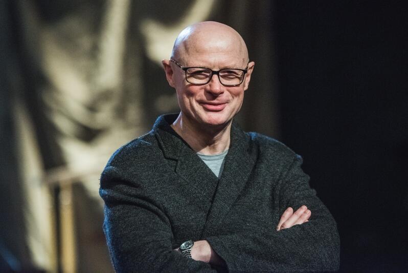 Adam Orzechowski, jest dyrektorem naczelnym i artystycznym Teatru Wybrzeże od lipca 2006 roku. W 2008 roku zainicjował Festiwal Wybrzeże Sztuki, którego tegoroczna edycja rozpocznie się 11 listopada