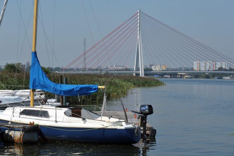 Widok na Most im. Jana Pawła II z perspektywy Martwej Wisły, od strony przystani Stewa w Gdańsku - Rudnikach