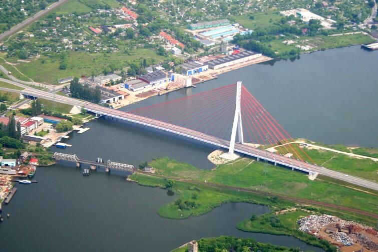 Widok z powietrza. Most Jana Pawła II z Trasa Sucharskiego i Tunelem pod Martwą Wisłą stanowi dziś jeden z najważniejszych ciągów komunikacyjnych w mieściw