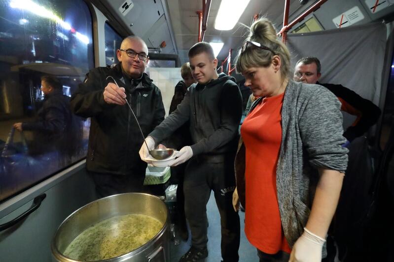 Inauguracyjną porcję zupy nalewa Piotr Kowalczuk zca prezydent Gdańska