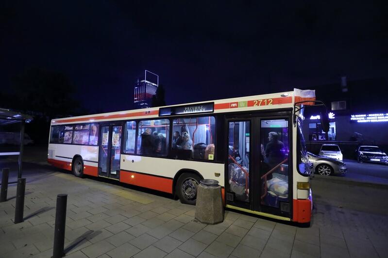 11 listopada 2019 r., pierwszy wieczór kursowania Autobusu SOS, przystanek na pętli SKM Przymorze