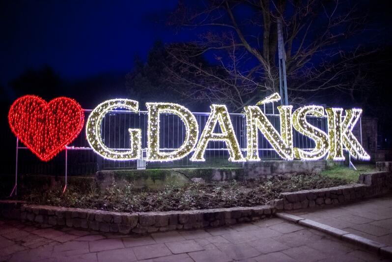 Świąteczna wersja napisu `Gdańsk` - część iluminacji Parku Oliwskiego