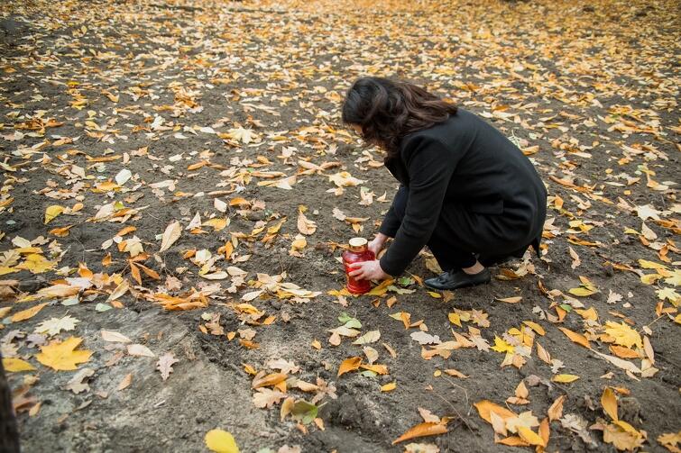 Prezydent Dulkiewicz zapaliła znicz również na terenie wykopalisk, gdzie odkryto szczątki osób poległych w czasie wojny