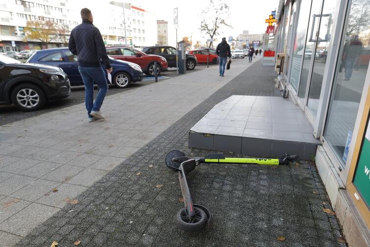 Leżąca hulajnoga elektryczna to bardzo częsty widok na gdańskich ulicach