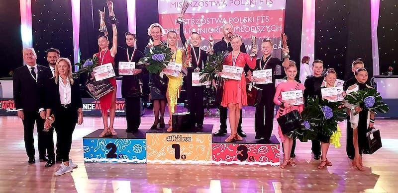 11 listopada br. Wiktoria i Janek na Mistrzostwach Polski Dzieci i Juniorów Federacji Tańca Sportowego zajęli III miejsce - zarówno w tańcach latynoamerykańskich, jak i standardowych. W zawodach startowały 24 pary