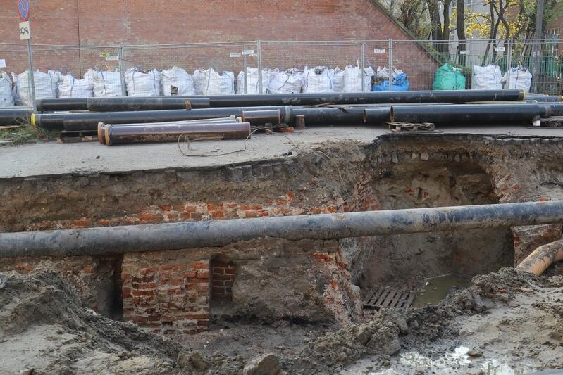 Na terenie budowy nowego wiaduktu, przy ul. Augustyńskiego, odkopano kilkanaście metrów średniowiecznego muru obronnego