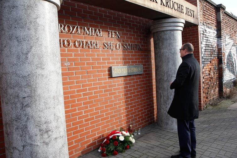 Prezydent Gdańska Paweł Adamowicz składa kwiaty pod pomnikiem poświęconym ofiarom pożaru, 2014 r.