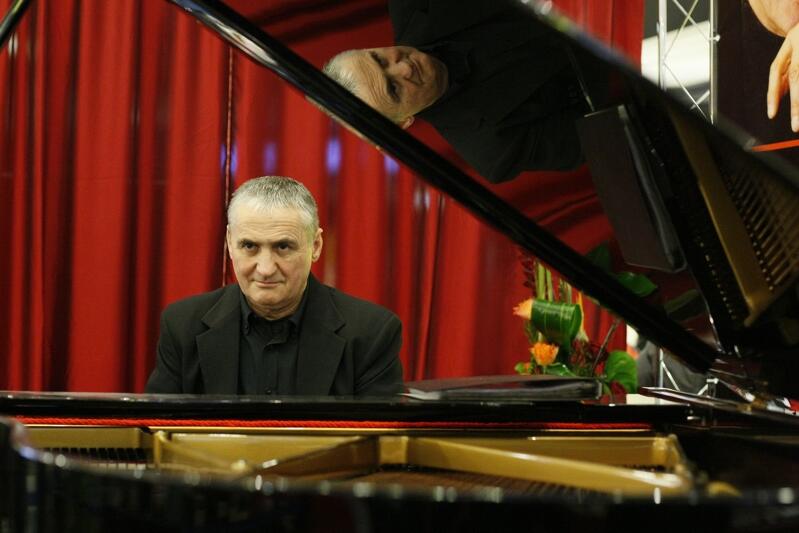 Styczeń 2010 roku. Romuald Koperski bije rekord Guinessa w najdłuższej grze na fortepianie ... 