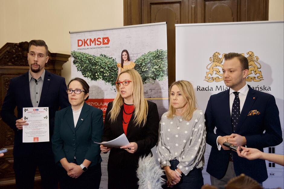 Miejscy radni zachęcają do rejestrowania się w bazie DKMS. Na zdjęciu (od lewej): Łukasz Bejm, Kamila Błaszczyk, Agnieszka Owczarczak, Beata Dunajewska i Mateusz Skarbek