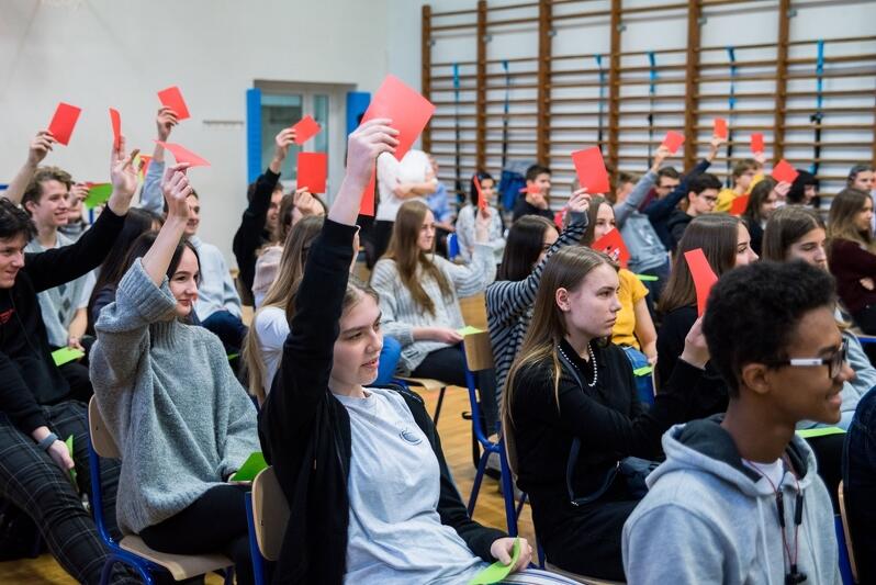 Werdykt w debacie oksfordzkiej należy do publiczności. W gdańskich szkołach głosowanie odbywa się przy pomocy karteczek - zielonych i czerwonych