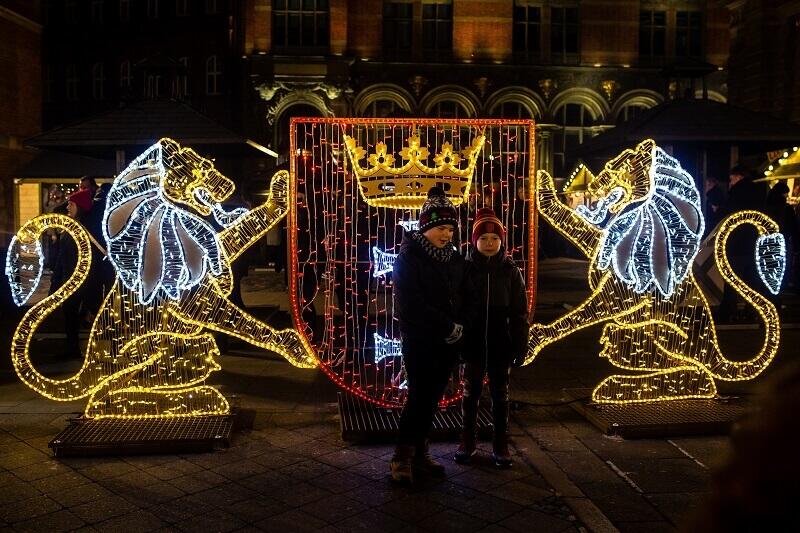 Iluminacje z lwami gdańskim i herbem miasta już rozświetlają mrok na Targu Węglowym