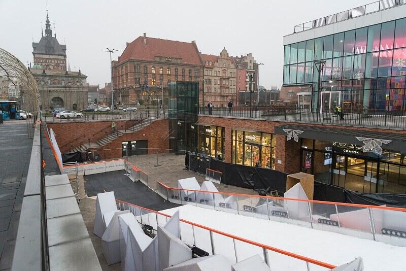 To nie przykład iluminacji, ale także element świątecznej gorączki w Gdańsku - przy Forum Gdańsk drugi rok z rzędu działać będzie syntetyczna a la lodowa ślizgawka. Ponoć w tym roku znacznie dłuższa. Startuje w piątek, 29 listopada