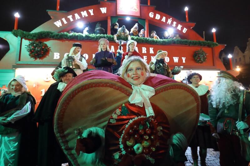 Barwna Parada Piernikowa przy Adwentowej Bramie uroczyście rozpoczęła tegoroczny Jarmark Bożonarodzeniowy w Gdańsku. Od 1 grudnia tu właśnie będzie otwierany kalendarz adwentowy
