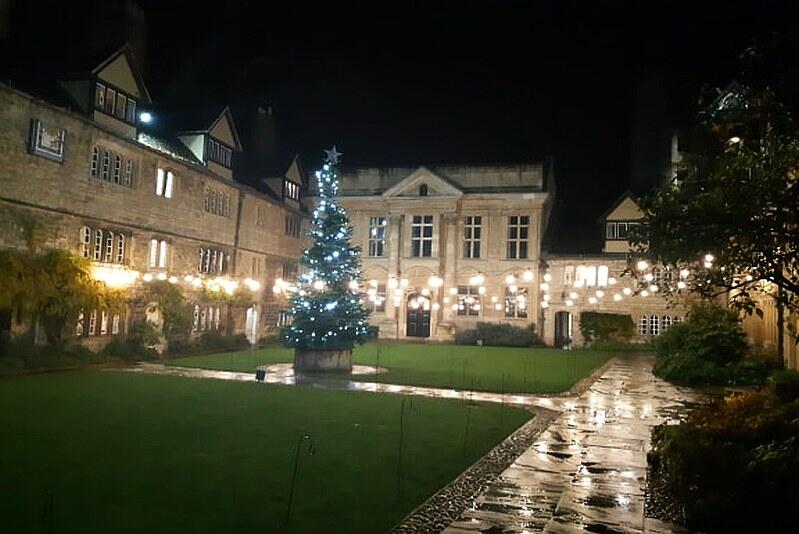 Świątecznie oświetlony dziedziniec St Edmund Hall z choinką, która pojawiła się tutaj tuż po 25 listopada