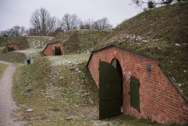 W Shire też czasem padał śnieg - schrony artyleryjskie w Hevelianum. Odwiedzający często mówią, że coś im te obiekty przypominają...