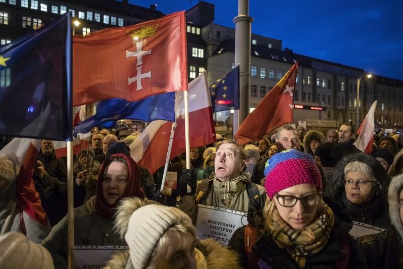 Manifestacja pod Sądem Okręgowym w Gdańsku rozpoczęła się od odśpiewania Mazurka Dąbrowskiego