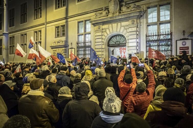 Nad uczestnikami manifestacji przed Sądem Okręgowym w Gdańsku powiewały flagi polskie, unijne i gdańskie