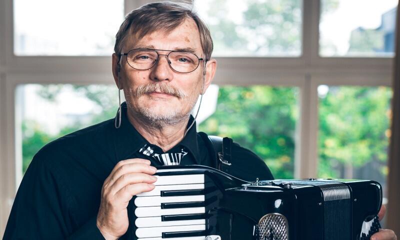 Krzysztof Olczak to akordeonista, kompozytor, wykładowca akademicki i animator kultury. W Ratuszu Staromiejskim, 6 grudnia świętować będzie 40 lat pracy twórczej 