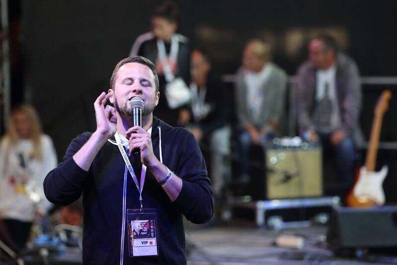 Adam Quanti  Bryszkiewicz jest beatboxerem, który do niedawna prowadził zajęcia w Scenie Muzycznej w Gdańsku. Podczas sobotniego wydarzenia wcieli się w rolę konferansjera