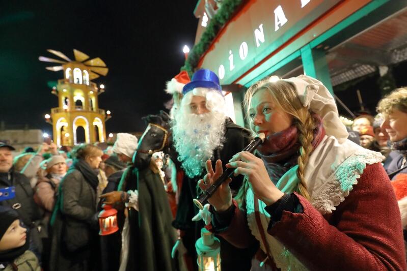 Gdański Jarmark Bożonarodzeniowy przez lata znakomicie wpisał się w pejzaż miasta. Dziś trudno wyobrazić sobie bez niego okres świąteczny. Przychodzą tłumy gości