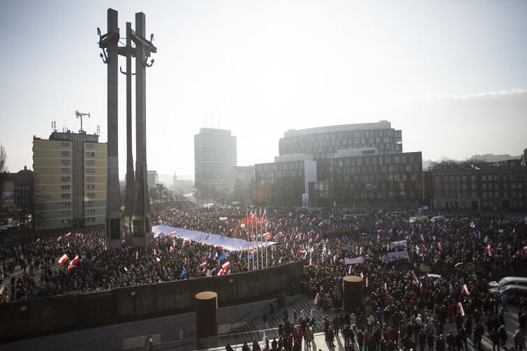 Trwałą pamiątką po wydarzeniach Grudnia jest w Gdańsku Pomnik Poległych Stoczniowców na placu Solidarności