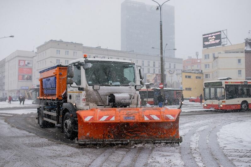 W tym sezonie zimowym jeszcze nie było większych kłopotów ze śniegiem i oblodzeniami. Czy to znaczy, że służby miejskie na razie nic nie muszą robić, by drogi w Gdańsku nie były śliskie? (Zdjęcie zrobione dwa lata temu na pętli autobusowej przy dworcu kolejowym Gdańsk Wrzeszcz)