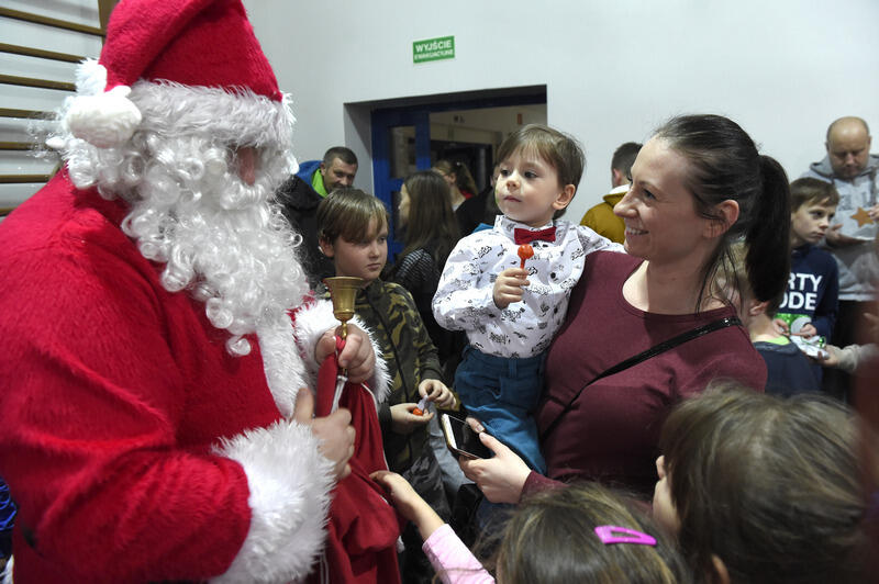Święty Mikołaj w Nowym Porcie rozdał 300 paczek ufundowanych przez Radę Dzielnicy