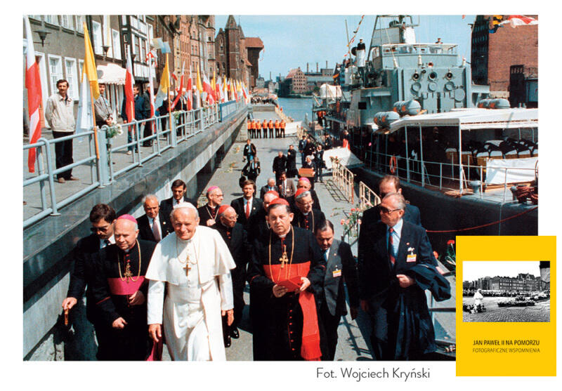 Rok 1987 - Długie Pobrzeże. Jan Paweł II w towarzystwie prymasa Polski abp Józefa Glempa (po jego lewej) i biskup diecezjalny gdański bp Tadeusz Gocłowski (po jego prawej)
