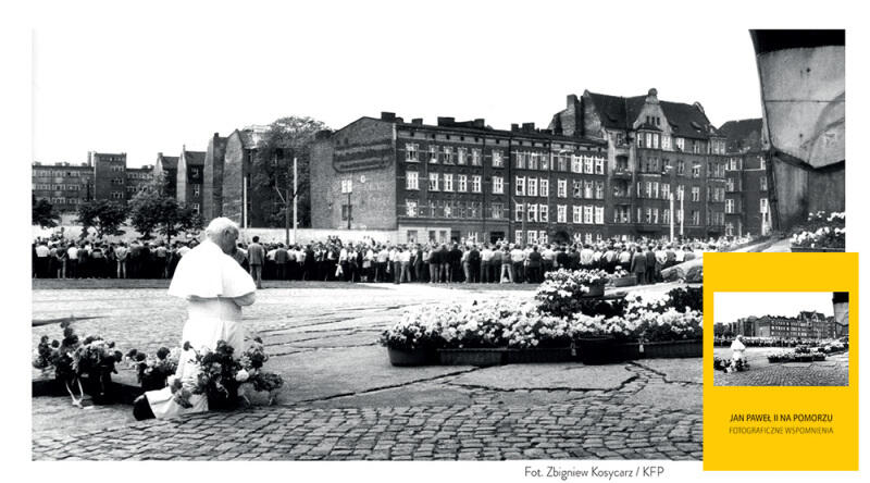 Modlitwa Jana Pawła II pod Pomnikiem Poległych Stoczniowców, w tle stojący plecami kordon utworzony przez służby