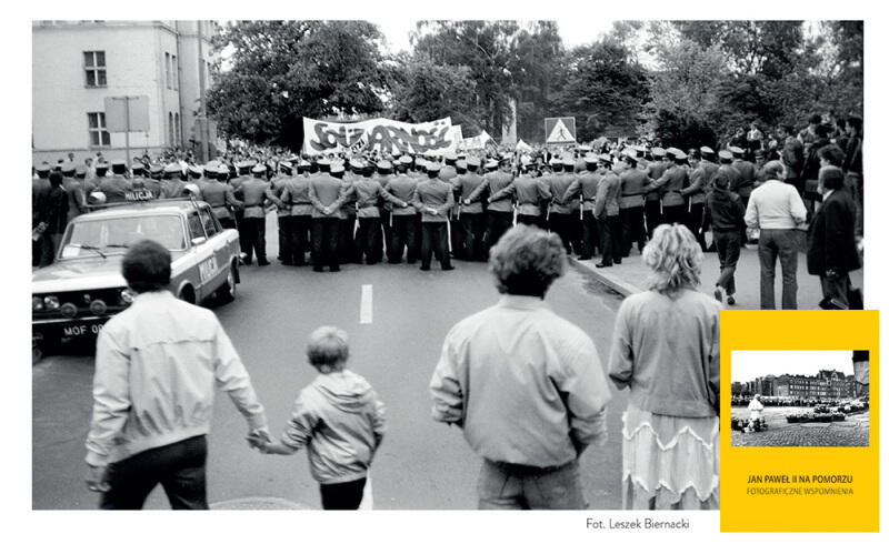 1987 r. Ul. Miszewskiego w Gdańsku. Milicja blokuje solidarnościową demonstrację utworzoną po mszy na Zaspie