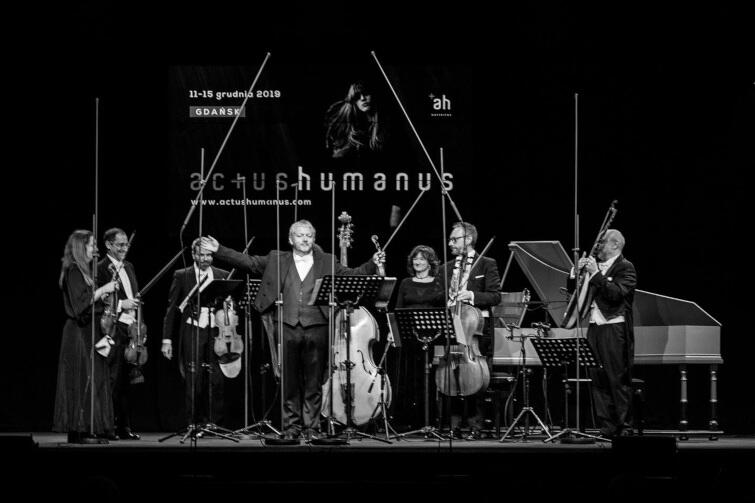 Grudniową odsłonę festiwalu Actus Humanus 2019 oficjalnie rozpoczął koncert włoskiego zespołu Europa Galante pod przewodnictwem Fabio Biondiego