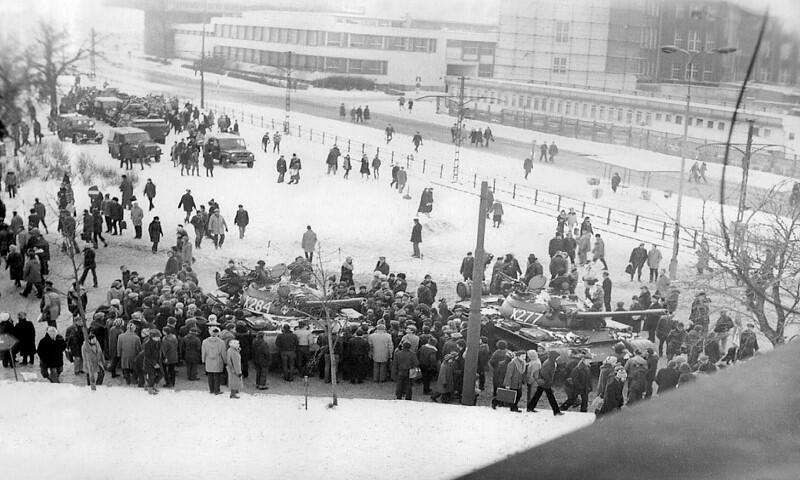 Ludzie zgromadzeni wokół czołgów przy ul. Wały Piastowskie w dniu ogłoszenia stanu wojennego