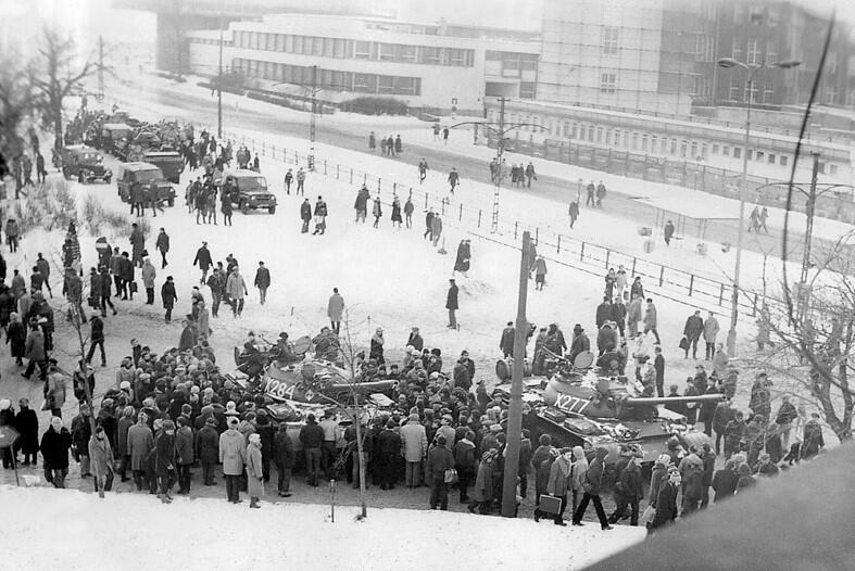 Ludzie gromadzili się wokół czołgów, które wjechały na Wały Piastowskie