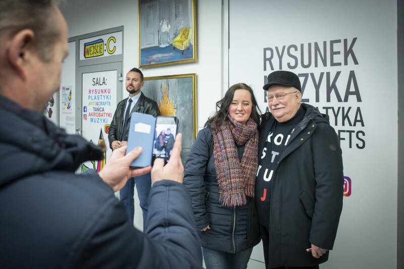 Prezydent Lech Wałęsa chętnie podpisywał album i pozował do wspólnych zdjęć