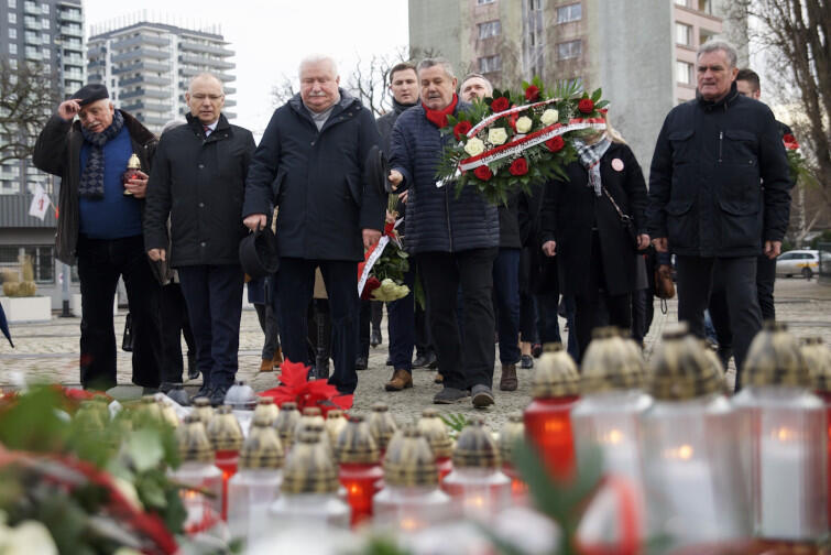 Kwiaty złożył także prezydent Lech Wałęsa