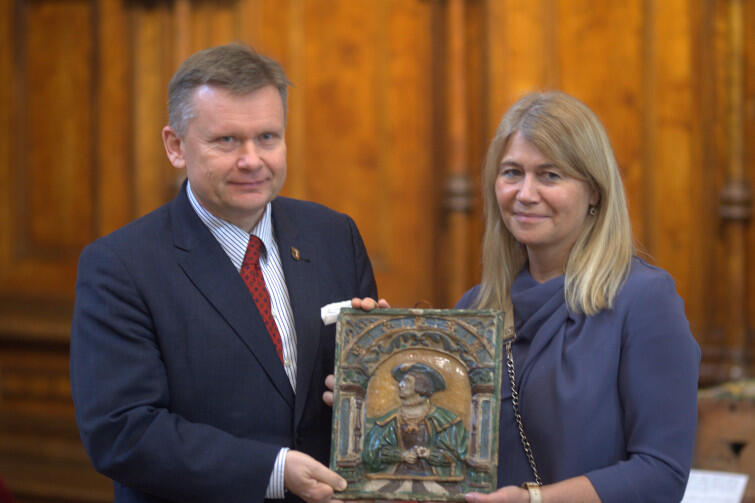 Dyrektor Muzeum Gdańska Waldemar Ossowski i Dorota Karnkowska z Warszawy, która przekazała dar