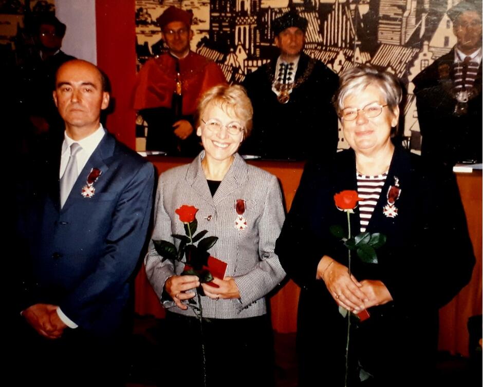 Na inaugurację roku akademickiego 2004/2005 Marta Michowska (stoi pośrodku) otrzymała Srebrny Krzyż Zasługi za długoletnią działalność naukową i dydaktyczną