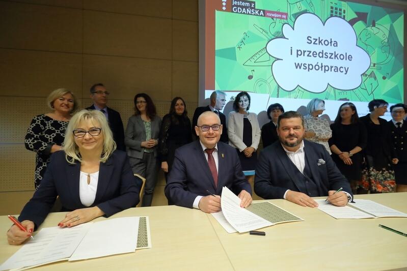 W środę,18 grudnia, w gmachu AmberExpo podpisano oficjalną umowę dotyczącą współpracy pomiędzy MTG, Miastem Gdańsk i 13 szkołami