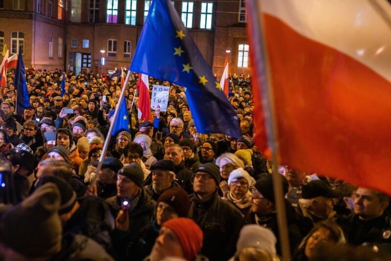 Pod Sąd Okręgowy w Gdańsku 3 tysiące gdańszczan przyszło bronić niezależności sądownictwa od polityków 