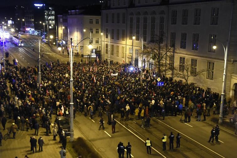 Manifestacja w Gdańsku rozpoczęła się pod gmachem Sądu Okręgowego w Gdańsku, przy ul. Nowe Ogrody - o godz. 18. O tej samej porze rozpoczęły się manifestacje w przeszło 160 miastach kraju