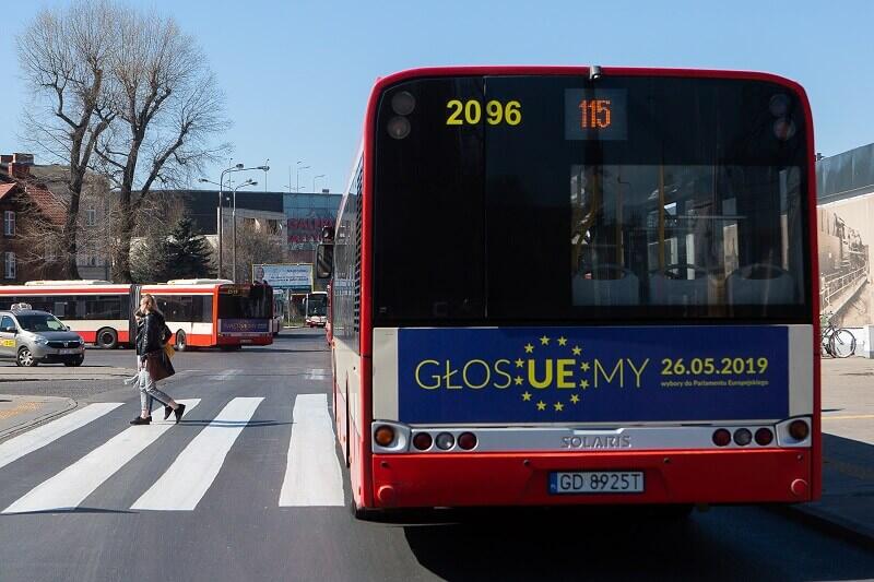 Autobus linii 115 pod jednym ze swoich przystanków końcowych - dworcem PKP we Wrzeszczu