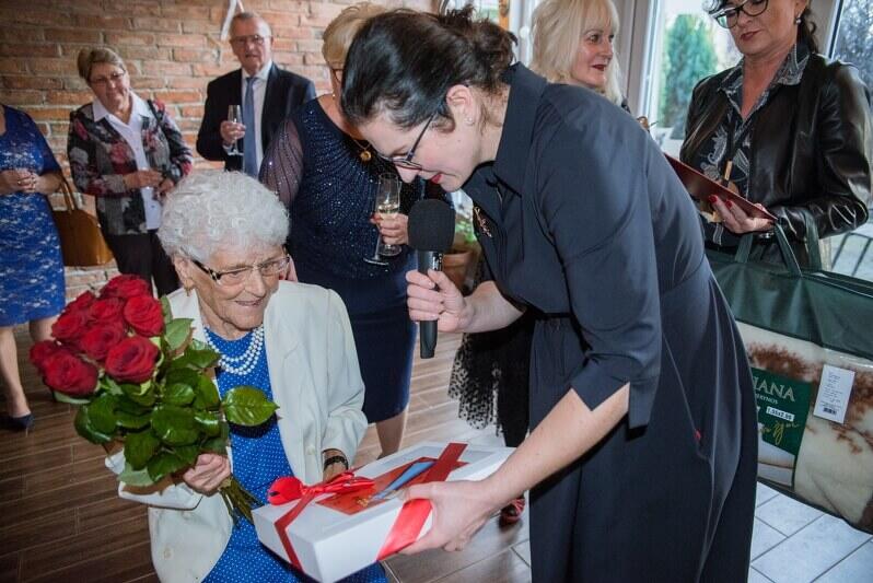 Prezydent Gdańska Aleksandra Dulkiewicz złożyła życzenia Helenie Lipce, wręczyła prezenty i podziękowała za zaproszenie na rodzinną uroczystość