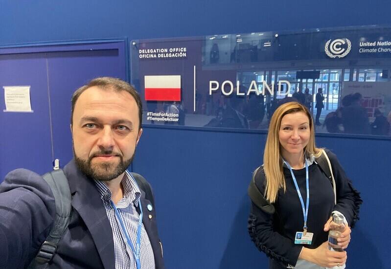 Ryszard Gajewski i Izabela Juszko przed biurem delegacji Polski na COP25