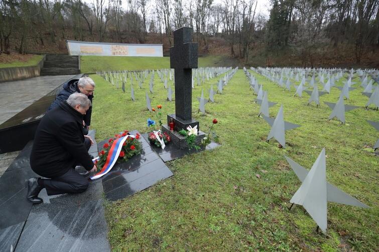 Rosyjska delegacja złożyła na Cmentarzu Żołnierzy Radzieckich w Gdańsku wieniec z czerwonych goździków, z trójkolorową szarfą w barwach flagi Federacji Rosyjskiej