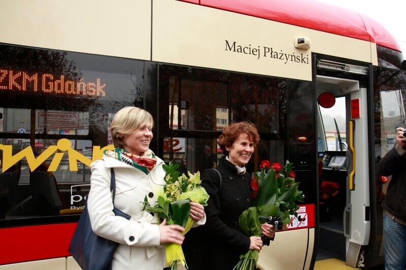 Listopad 2011 r., nadanie imienia Macieja Płażyńskiego nowemu tramwajowi Pesa 120NaG Swing, nz. Katarzyna i Elżbieta Płażyńskie, córka i żona patrona